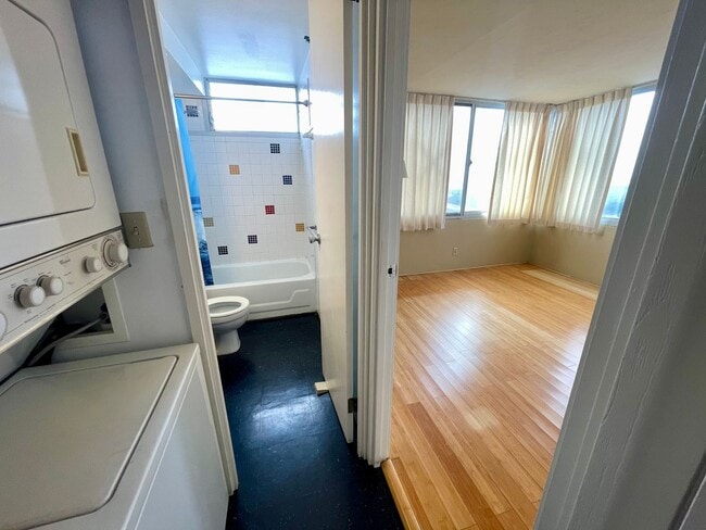 Building Photo - 1 Bedroom/1Bathroom/1Parking Unit Available Soon in Century Park Plaza!