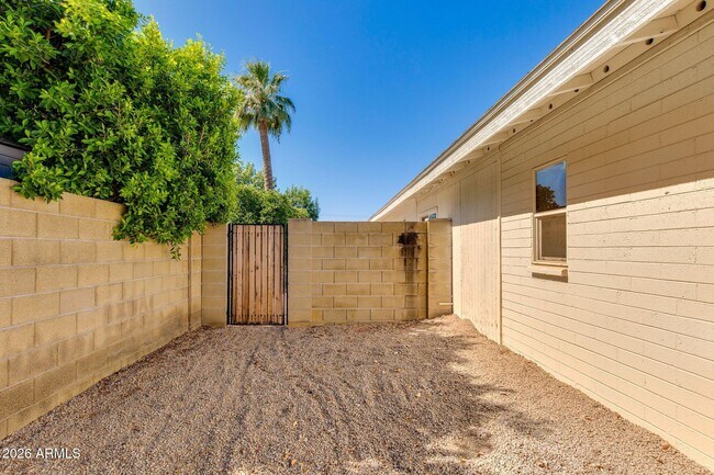 Building Photo - 5002 E Mitchell Dr