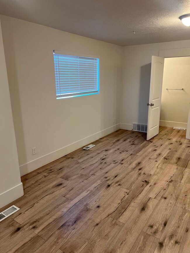 Building Photo - Pet Friendly Townhome