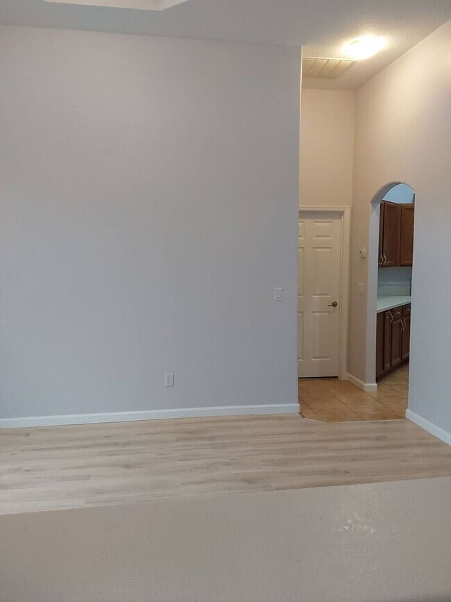 Building Photo - Cozy 3/2/2 single family house with screen...