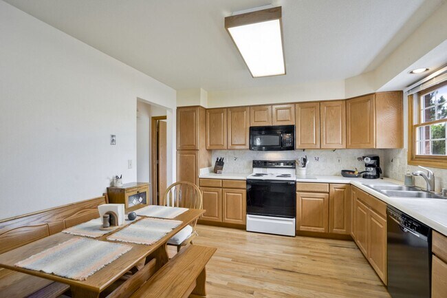 Building Photo - 3 Bedroom, 3 Bathroom backing to Southridg...