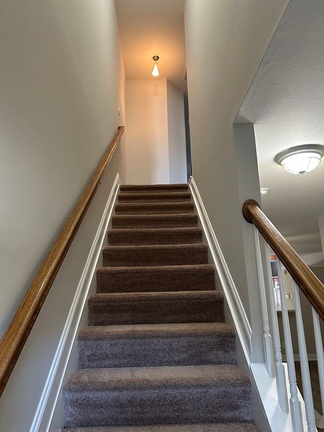 Building Photo - Nice 3 bedroom, 2.5 bath townhouse at Silv...
