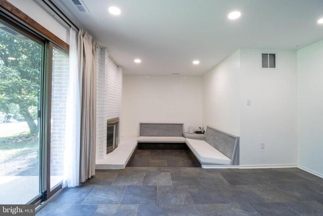 Building Photo - 6277 Occoquan Forest Dr
