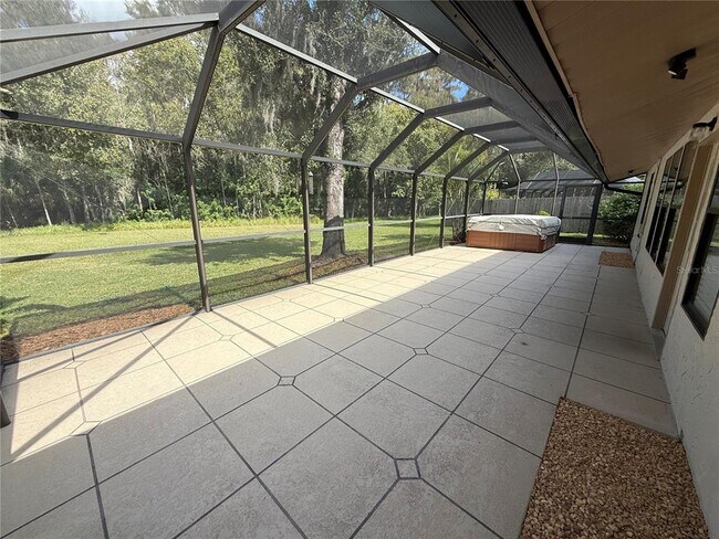 Building Photo - 525 Lakeview Dr