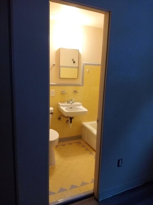 Building Photo - 1 bed, 1 Bath, Aug Special $400 credit Great Location off Joliet and 17th