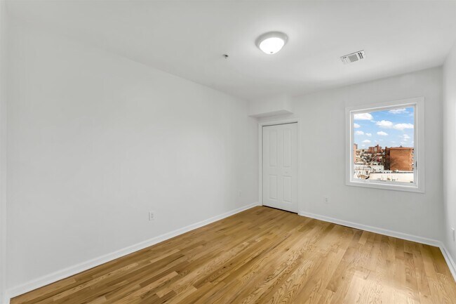 Building Photo - 605 New York Ave