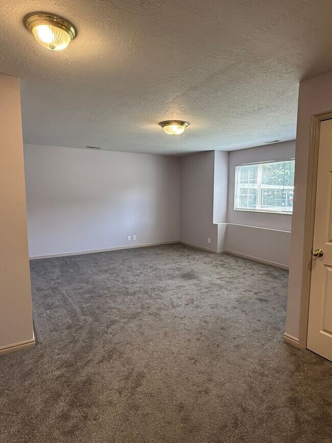 Building Photo - 370 W 4900 S
