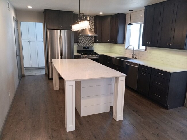 Building Photo - Stunning 4 bedroom, 2 bathroom home! Showi...