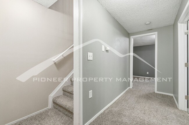 Building Photo - Spacious Townhouse with Central AC and Washer/Dryer