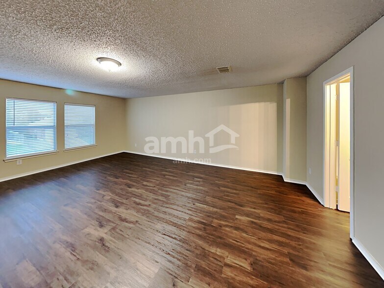 Building Photo - 316 Sunset Oak Dr