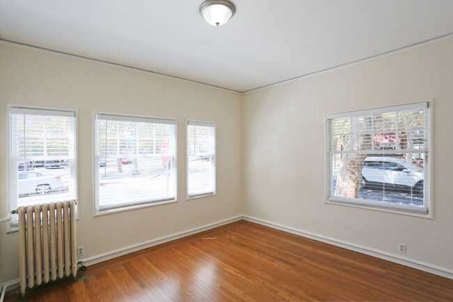 Building Photo - Attractive 1BR/1BA in Oakland's Grand Lake...