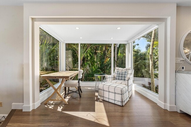 Building Photo - 811 Palm Trail