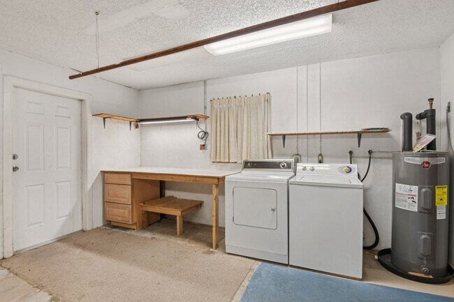 Building Photo - 4704 Queen Palm Dr