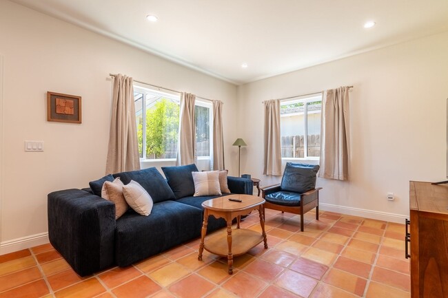 Building Photo - Contemporary New home in Monrovia