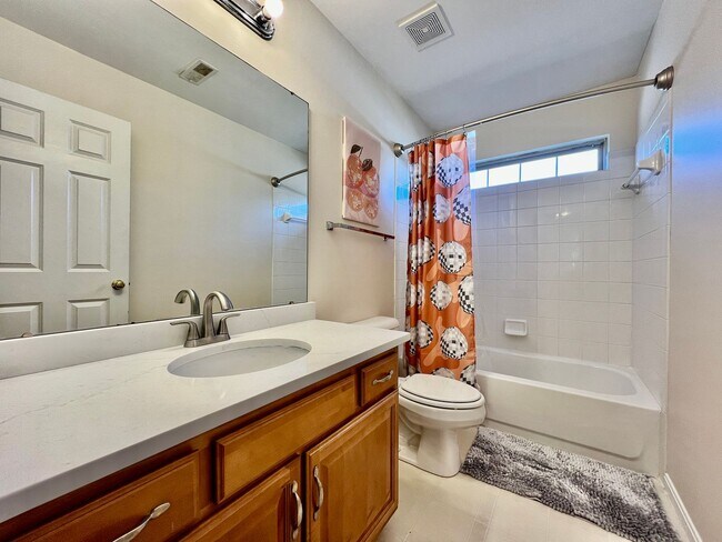Building Photo - Large executive home in pool community Mas...