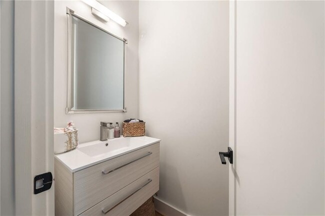 Building Photo - 314 Delmont Dr NE