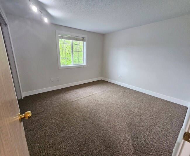 Building Photo - Large Updated 2 Bed, 1.5 Bath Townhouse w/ Washer & Dryer + Off-street Parking