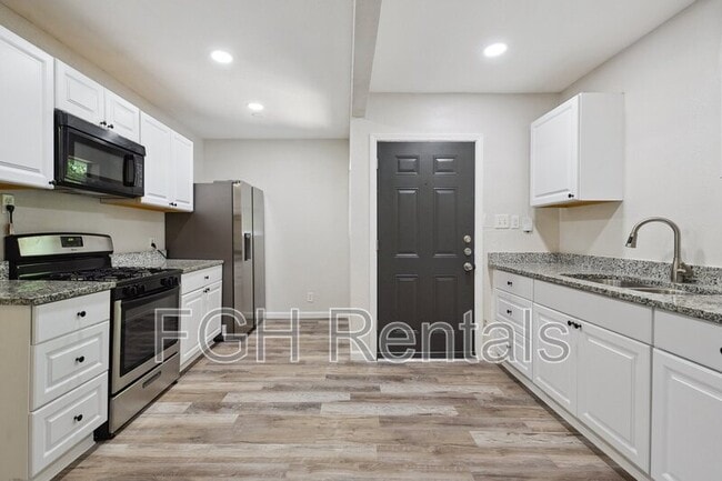 Building Photo - 2215 Hays St