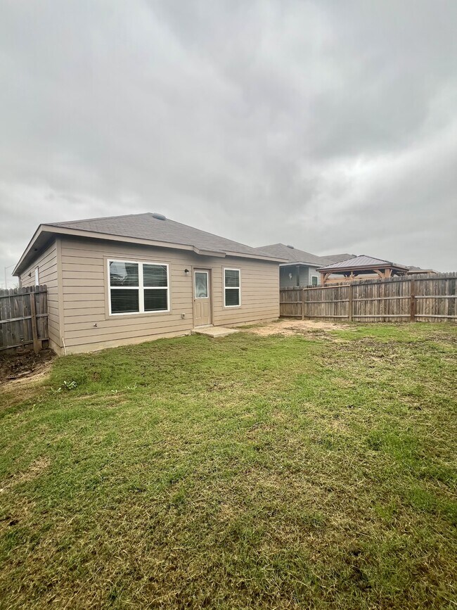 Building Photo - 596 Jennifer Wy