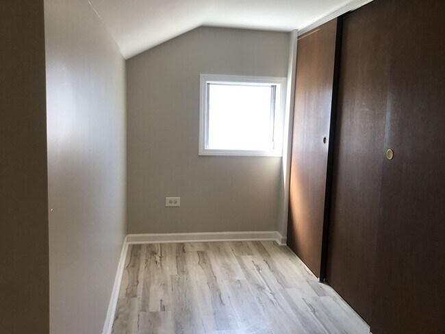 Building Photo - Fresh 3bed/2bath Home Close to Transportation Fenced Backyard