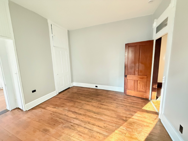 Building Photo - 1603 E Oak St