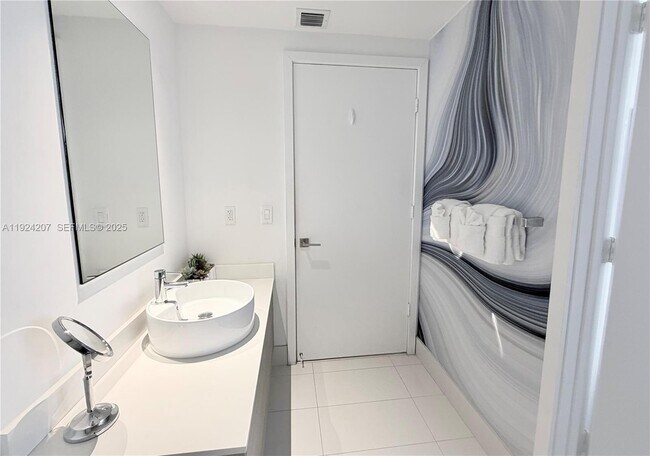 Building Photo - 121 NE 34th St