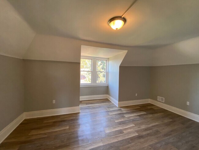 Building Photo - 181 N Balph Ave