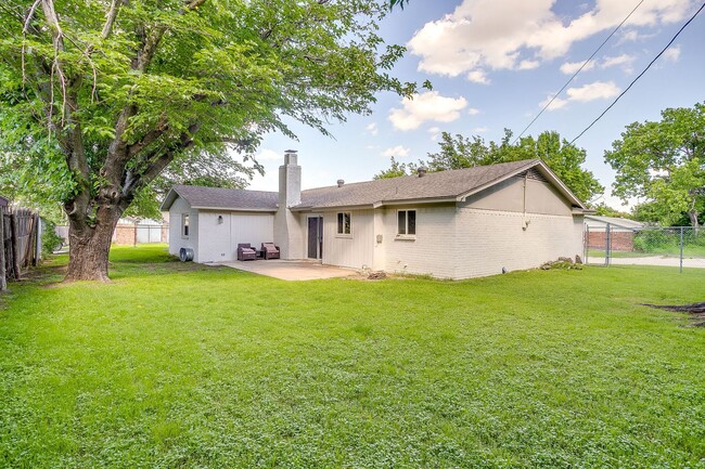 Building Photo - Amazing Modern- 3 Bedroom, 2 Bath Ready for New Tenants- Burleson ISD- 76028