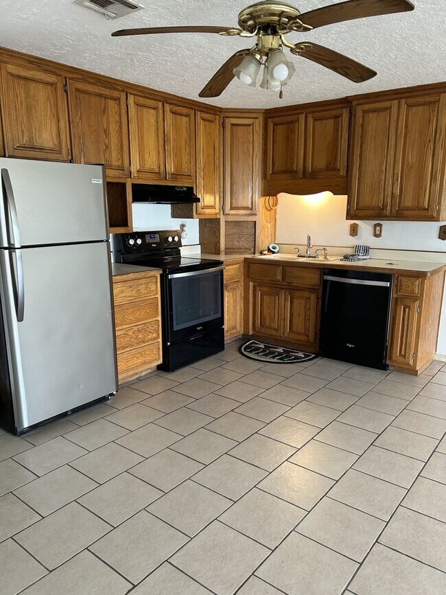 Building Photo - You Won't Believe the View!  2BR/2BA House...