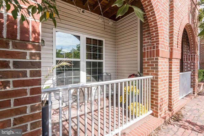 Building Photo - 4950 Brenman Park Dr