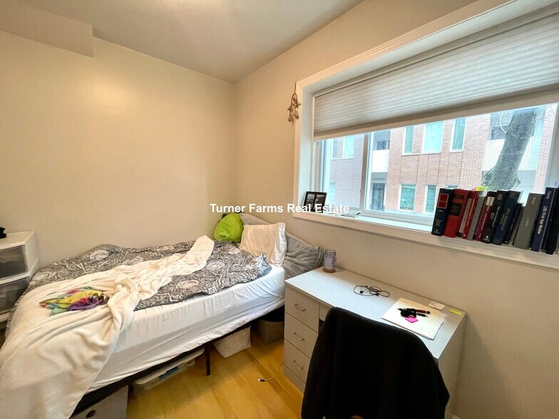 Building Photo - 91 Hudson St