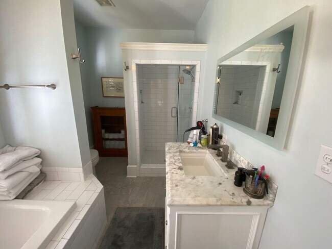 Building Photo - 2225 Blossom St