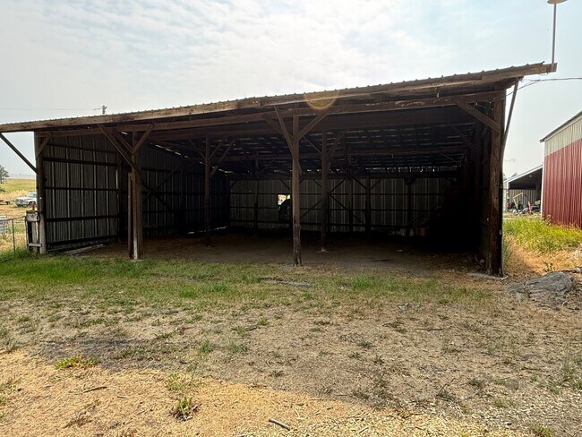 Building Photo - 2 Bedroom 1 Bath 1500 Sq/Ft home on Acreage in Medical Lake with 3 Car Garage & Out Building