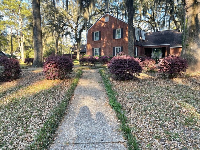 Building Photo - Spacious 5BR House in Savannah