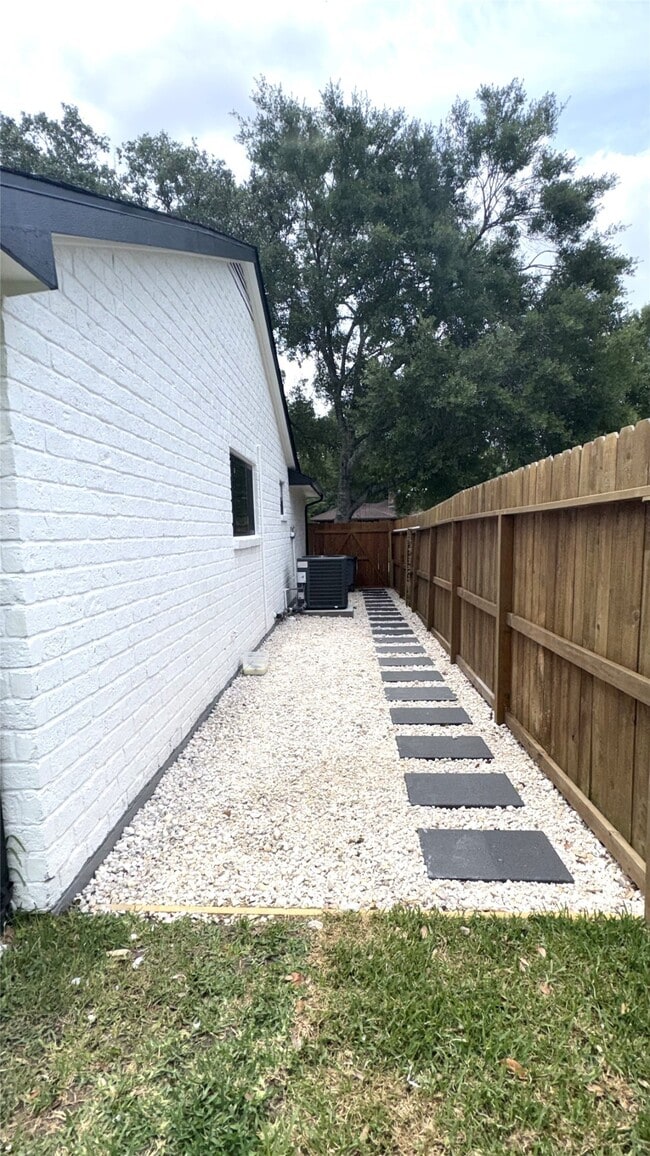 Building Photo - 212 Stratmore Dr