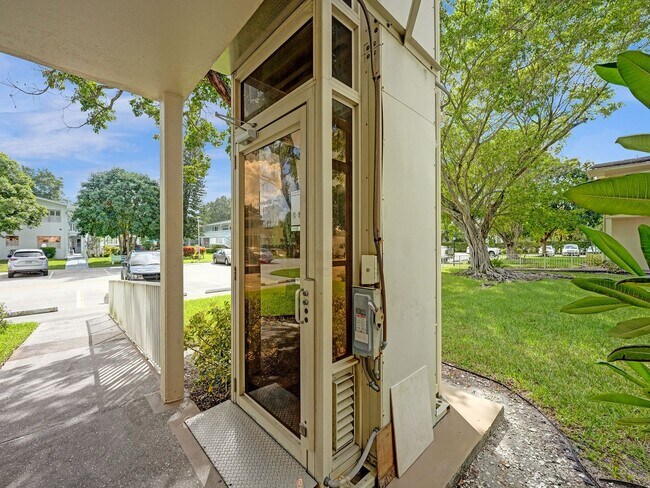 Building Photo - Beautiful fully furnished 2 bedroom 1.5 bath.