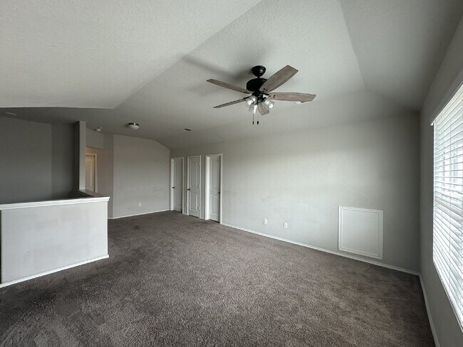 Building Photo - Spacious 5 Bedroom, 3.5 Bath Home with 2,6...