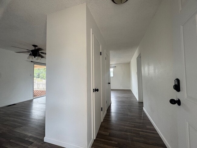 Building Photo - 1002 Av. Manana
