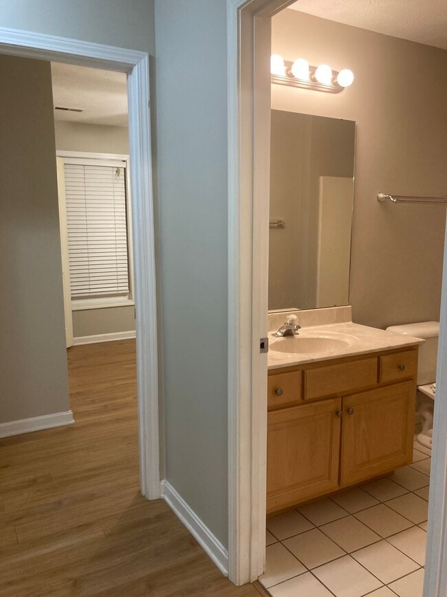 Building Photo - LOCATION LOCATION Location!  Close to Baptist Health Hospital, Shopping, & More