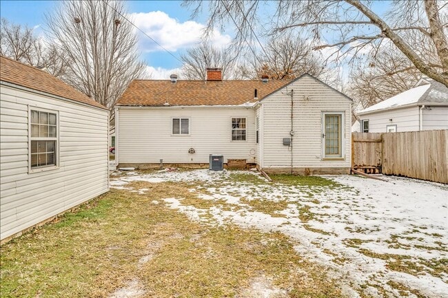 Building Photo - Adorable 2 Bed Riverside Home – Updated & Ready Now!