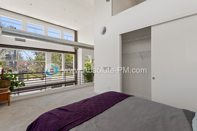 Building Photo - Amazing 2 Bedroom 1.5 Bath Townhome in the...