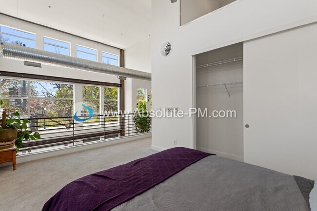 Building Photo - Amazing 2-bedroom, 1.5 bathrooms townhome,...