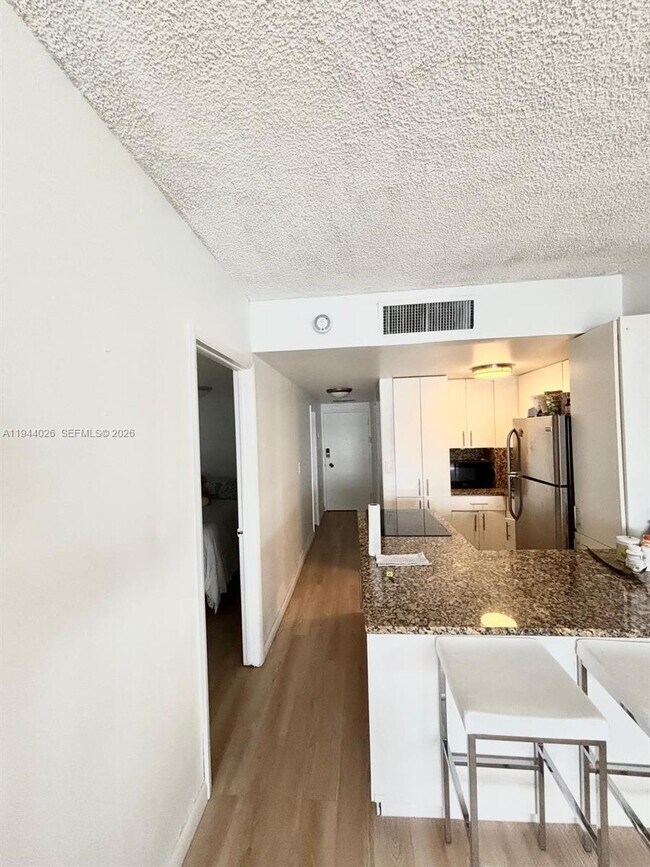 Building Photo - 999 Brickell Bay Dr