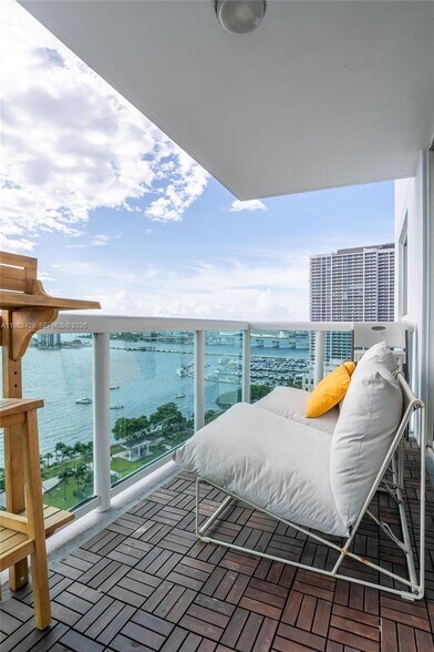 Building Photo - 1800 N Bayshore Dr