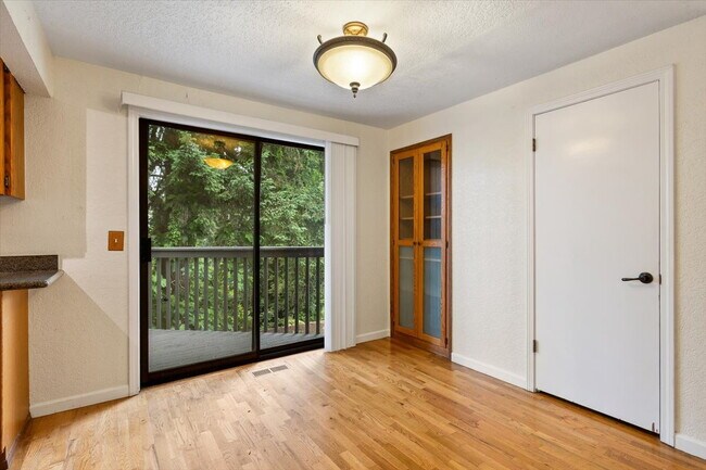 Building Photo - Spacious 3 bed 2.5 bath in Eastgate neighborhood.