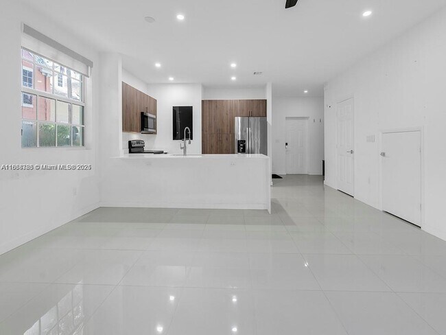 Building Photo - 1350 Crystal Way