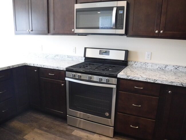 Building Photo - Newer side by side duplex