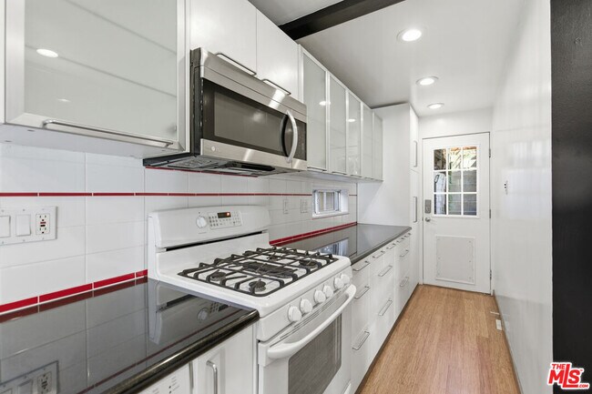 Building Photo - 316 E Ellis Ave