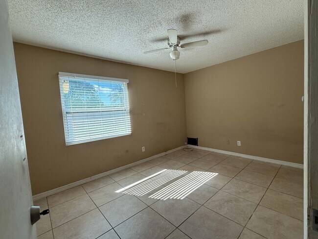 Building Photo - 1997 SE Burgundy Ln