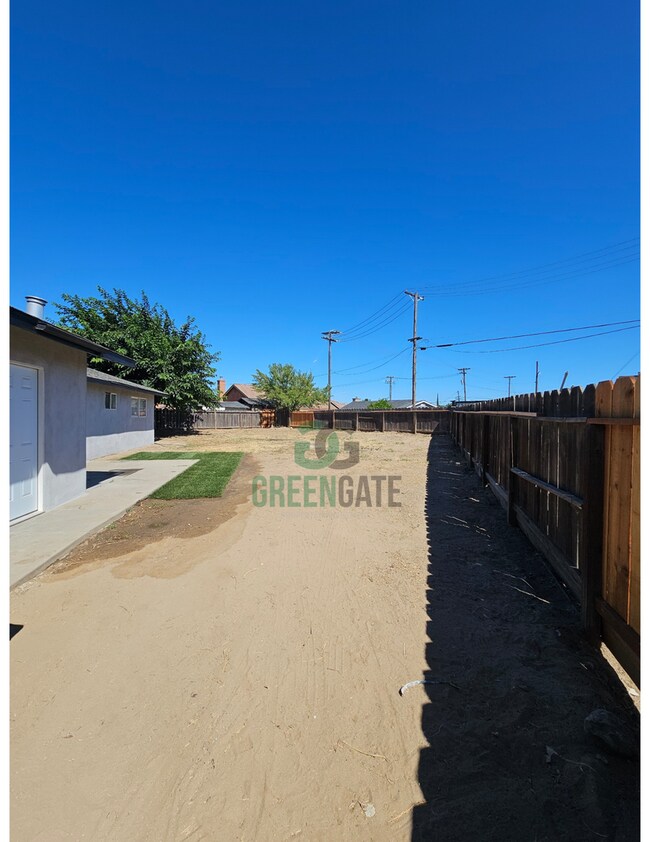 Building Photo - 901 Valente Way
